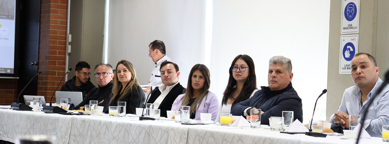 Aliados reunidos en mesa