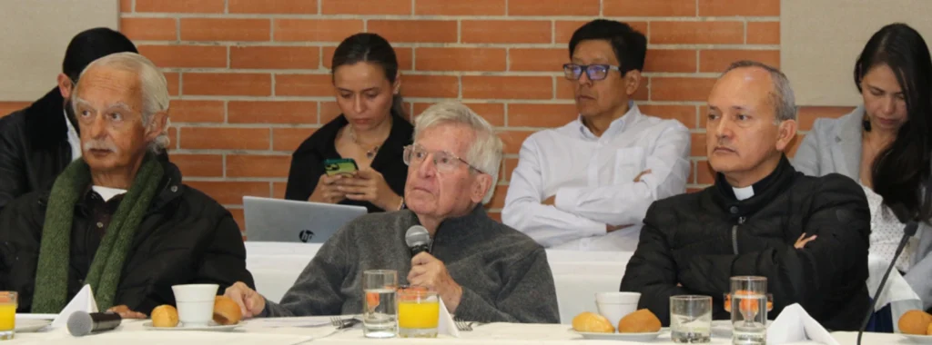 Padre diego reunido con aliados
