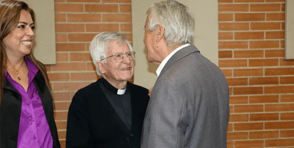 Padre saludando contento