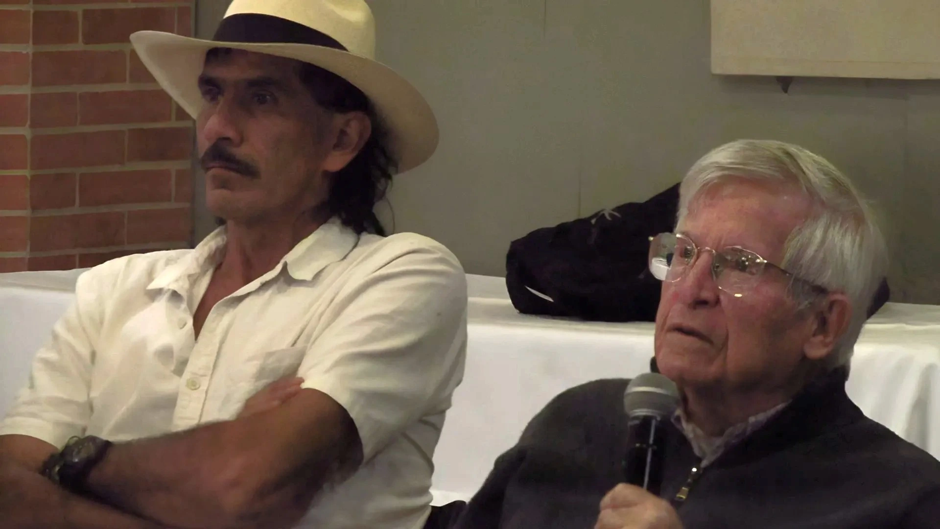 Padre con alcalde municipal