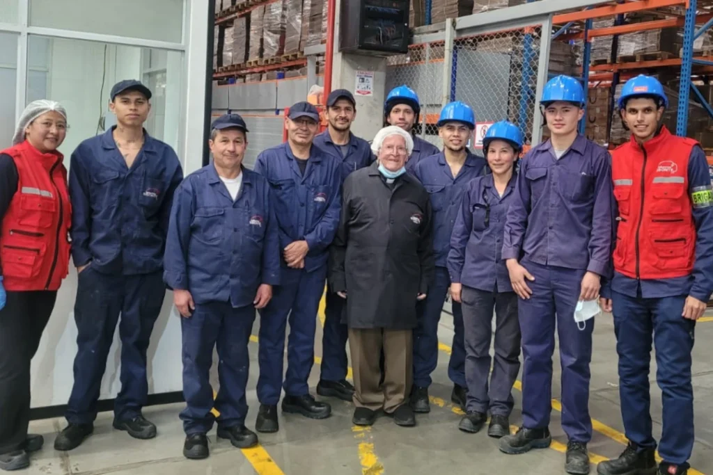 Padre Diego visitando industrias Bsionte